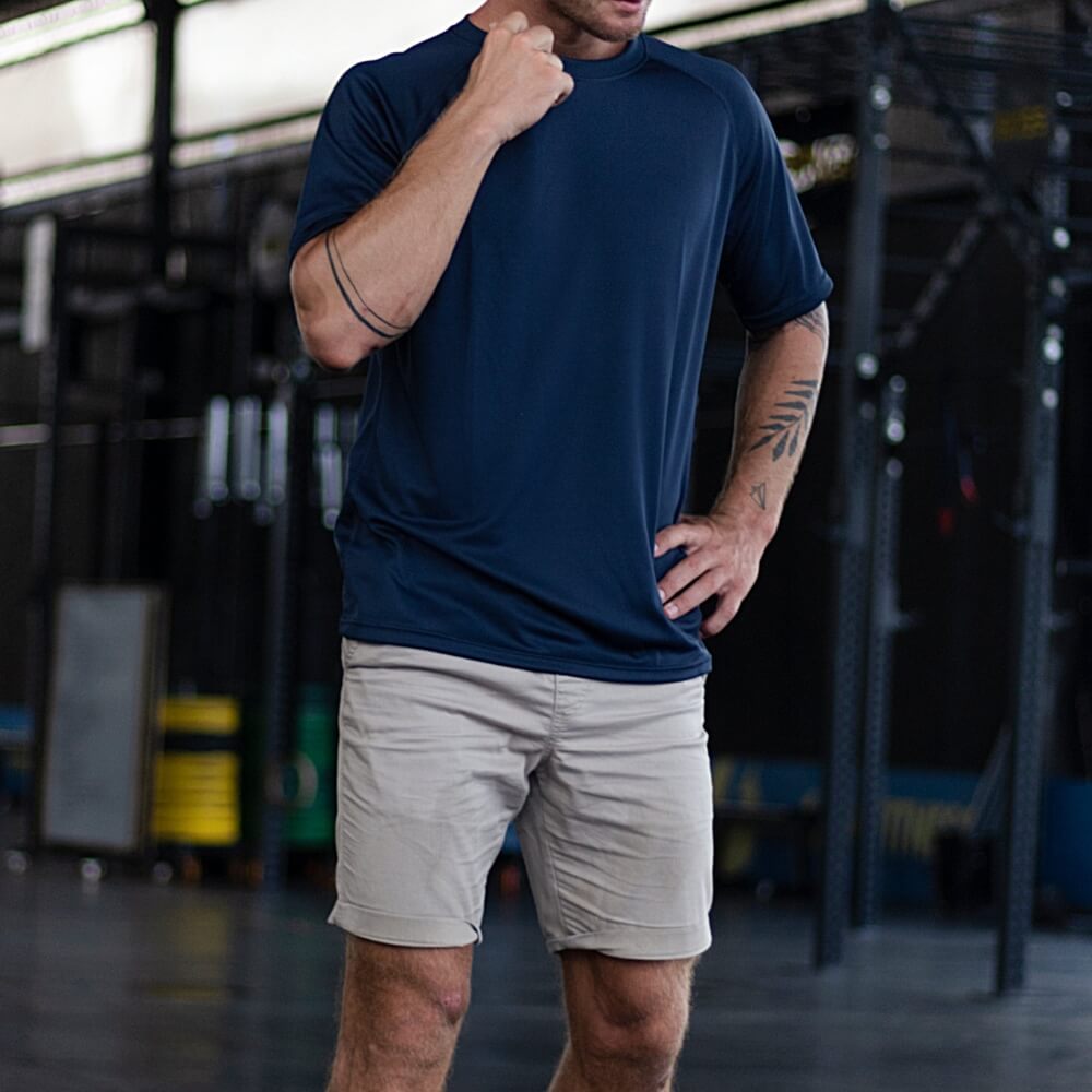 Marineblaues T-Shirt getragen von einem Mann beim Workout, zeigt sportlichen Stil.