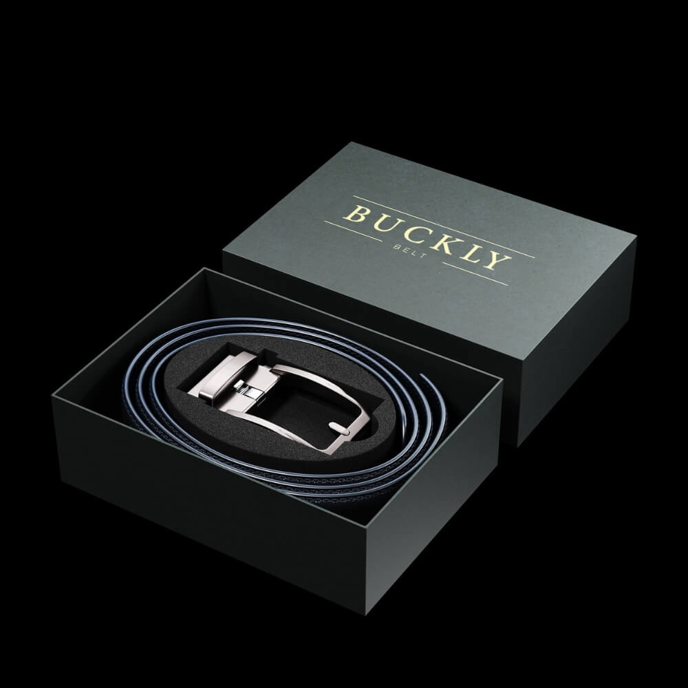 Blauer BucklyBelt in eleganter Geschenkbox, perfekt für Männer.