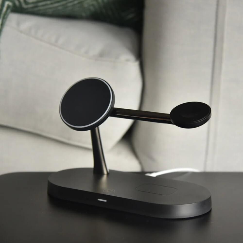 Stilvolles schwarzes MagSafe 3-in-1 Ladegerät auf einem Tisch – kompatibel mit Apple-Geräten.