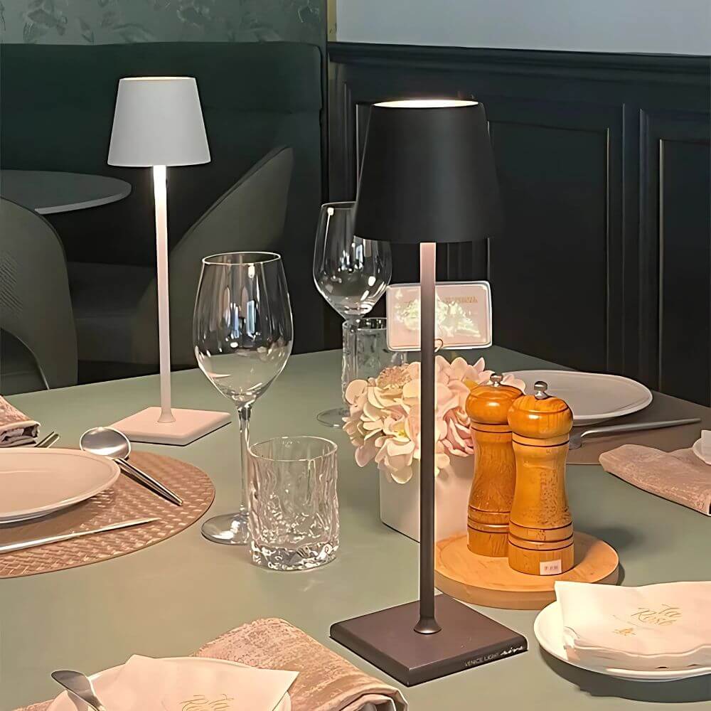 Kabellose LED-Tischlampe in modernem Design, dimmbar