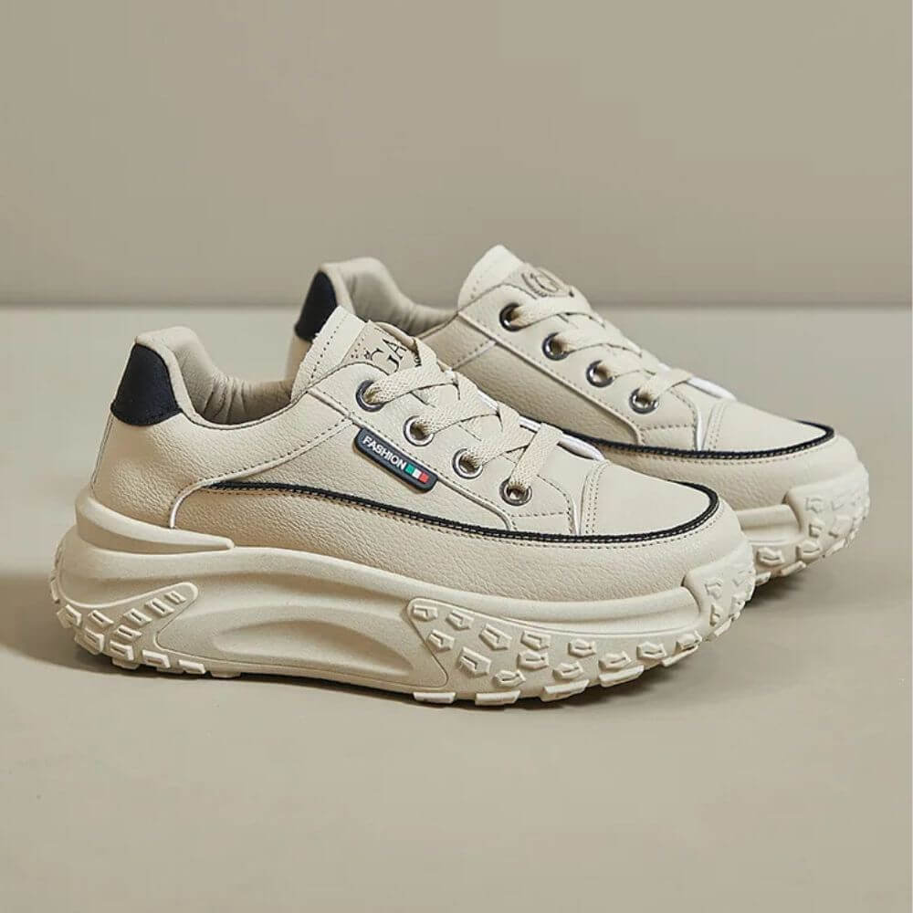 Weiße Michaela Sandalen für bessere Haltung und reduzierte Fußermüdung mit druckfreier Polsterung und Unterstützung.