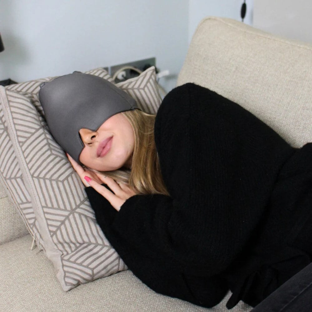 Frau mit MigraCool Migränehaube in Grau – Entspannung und Schmerzlinderung dank innovativer Kälte- und Wärmetherapie.