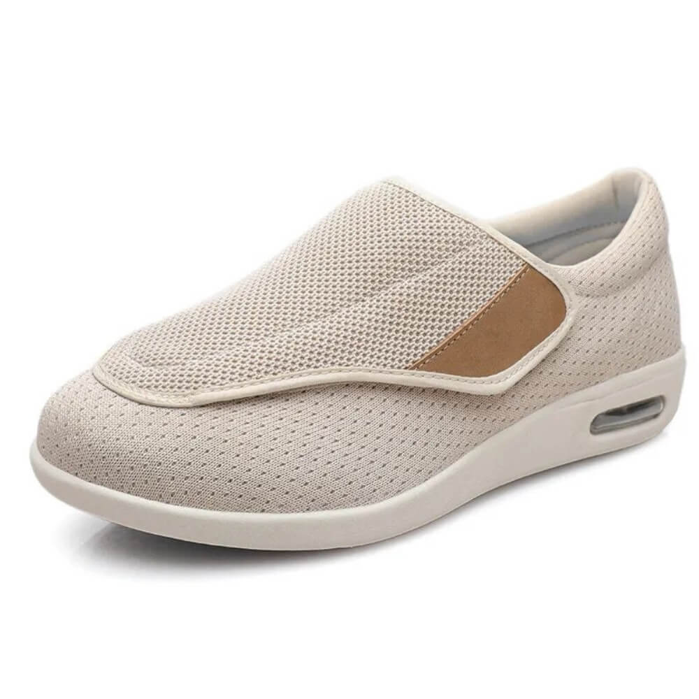 Beige orthopädische Schuhe mit Klettverschluss, ideal für Senioren und Menschen mit Fußproblemen. Atmungsaktiv und rutschfest für maximalen Komfort.