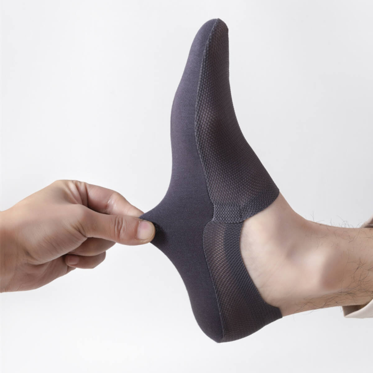 Schwarze Socken in der Hand, dehnbar und atmungsaktiv.