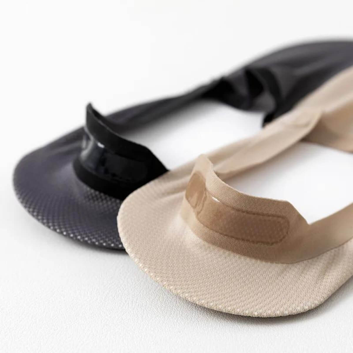 Schwarze und beige Socken mit elastischem Design und transparenter Spitze.