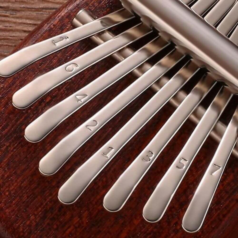Mini-Kalimba in der Hand – tragbares Musikinstrument für unterwegs.