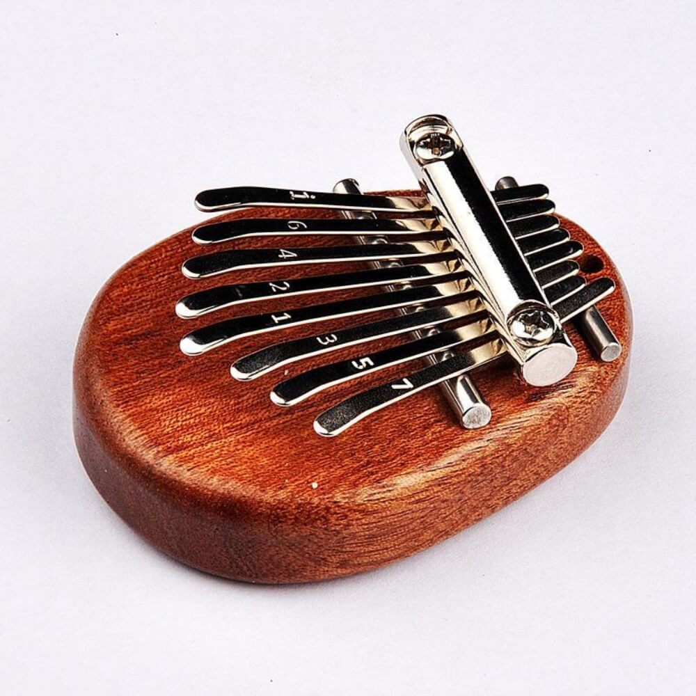 Kompakte Kalimba mit 8 nummerierten Tasten – perfekt für Anfänger und Meditation.