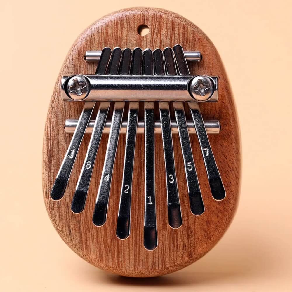 Set aus mehreren Mini-Kalimbas – ideales Geschenk für Musikliebhaber.