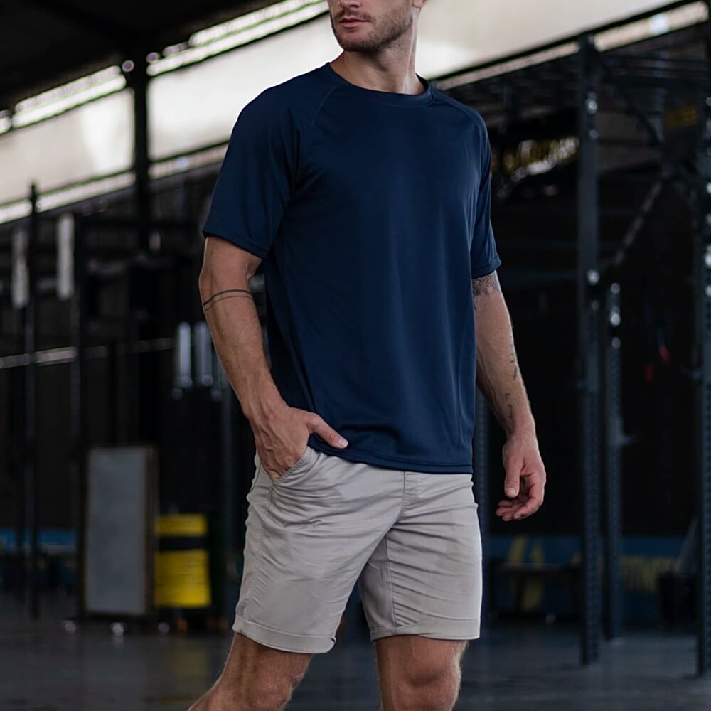 Mann trägt marineblaues Sportshirt im Fitnessstudio, ideal für Training.