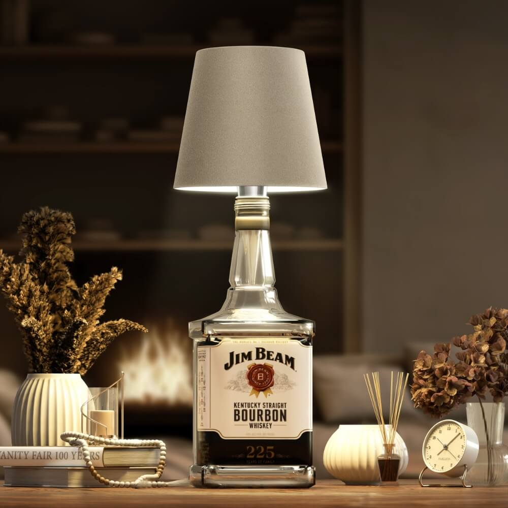 LED-Flaschenlampe mit beigem Lampenschirm auf einer Jim-Beam-Flasche, stilvolle Tischbeleuchtung für Wohnzimmer oder Bar.
