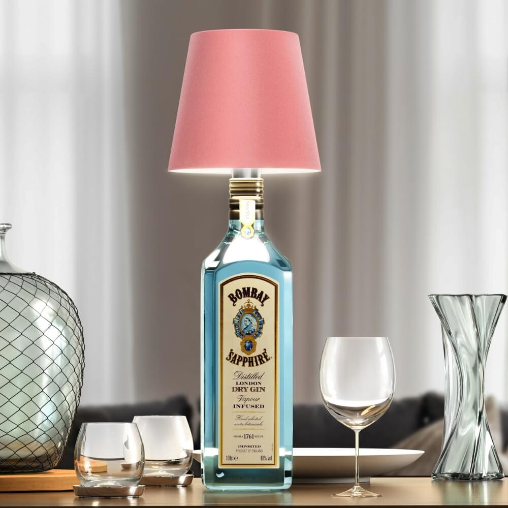 LED-Flaschenlampe mit rosa Lampenschirm auf einer Bombay-Sapphire-Flasche, stilvolle Tischlampe für Wohnzimmer oder Bar.