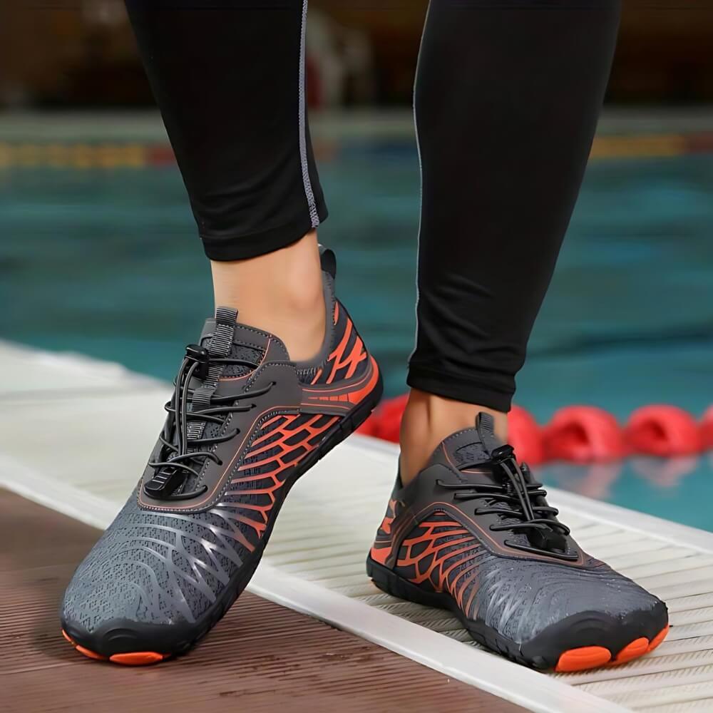 Barfußschuhe Grau/Orange mit rutschfester Sohle. Ideal für Outdoor- und Wassersportaktivitäten.