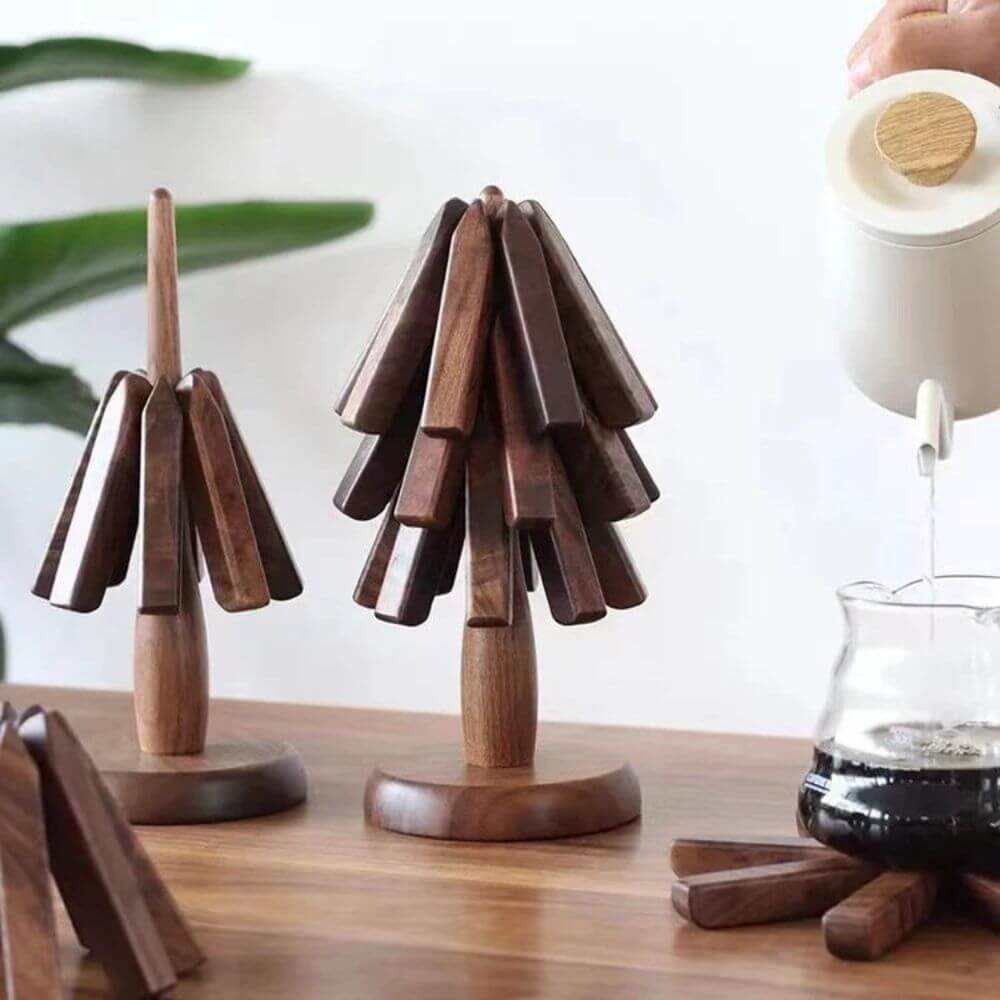 Timberwood Untersetzer bei der Nutzung als hitzebeständiger Schutz – Zeigt, wie der Timberwood Untersetzer heiße Kochgeräte vor direktem Kontakt mit empfindlichen Oberflächen schützt.