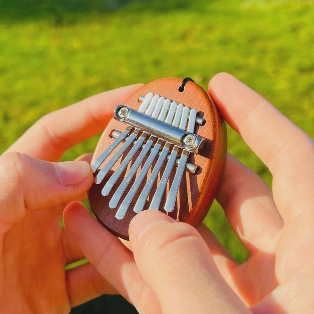 Hochwertige Holz-Kalimba mit präzise gestimmten Metallzungen für klare Klänge.